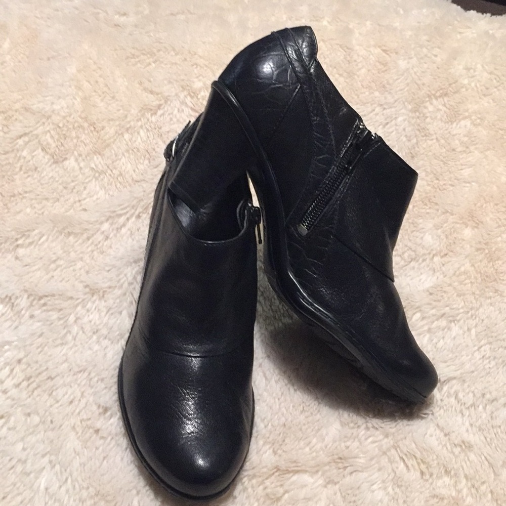 ⬇️Clarks Bendables Leather Button Zip Ankle Boots
